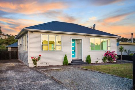 Photo of property in 25 Kapiti Crescent, Titahi Bay, Porirua, 5022