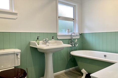 Photo of property in 1 Normandy Place, Henderson, Auckland, 0610