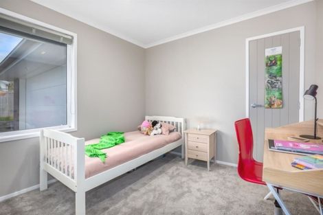 Photo of property in 2 Grace Cove, Aotea, Porirua, 5024