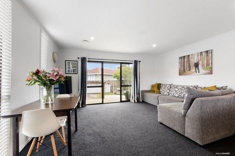 Photo of property in 1/9 Vardon Road, Green Bay, Auckland, 0604