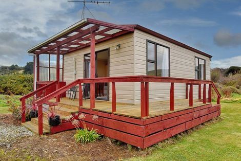 Photo of property in 2 Antrim Street, Waikawa, Tokanui, 9884
