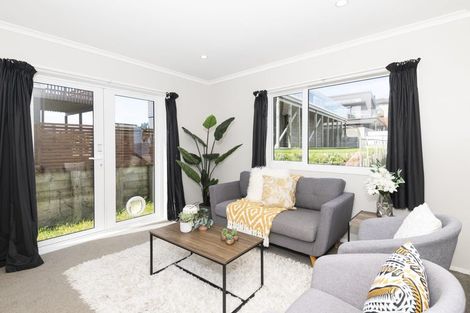 Photo of property in 3 Cessna Way, Newlands, Wellington, 6037