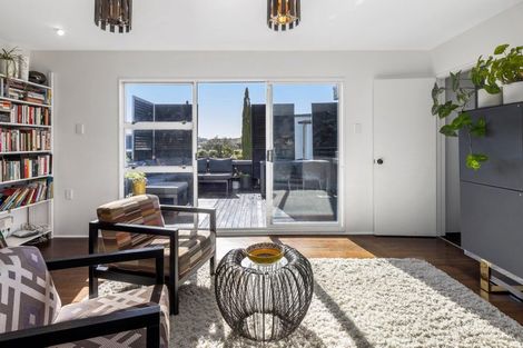 Photo of property in 2/81 Sylvan Avenue, Northcote, Auckland, 0627