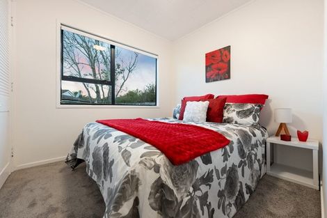 Photo of property in 2/17 Landsdale Place, Massey, Auckland, 0614