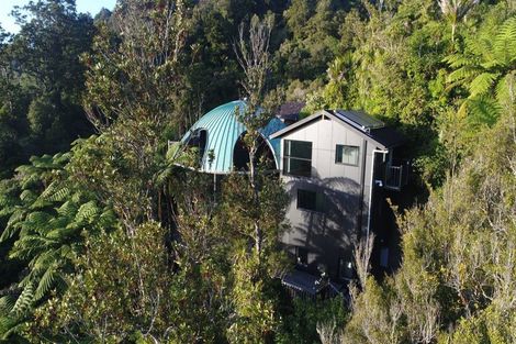 Photo of property in 440 Scenic Drive, Waiatarua, Auckland, 0612