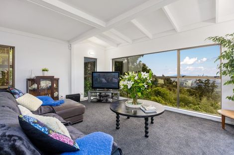 Photo of property in 33 Quinns Road, Waiatarua, Auckland, 0612