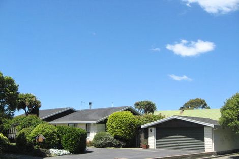 Photo of property in 27 Sonning Place, Redwood, Christchurch, 8051
