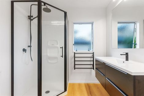 Photo of property in 10 Baulcomb Parade, Windsor Park, Auckland, 0632