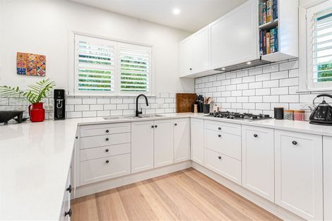 Photo of property in 58 Old Lake Road, Narrow Neck, Auckland, 0624