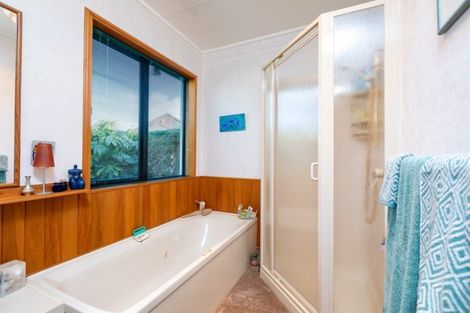 Photo of property in 16 Runanga Grove, Waikanae, 5036