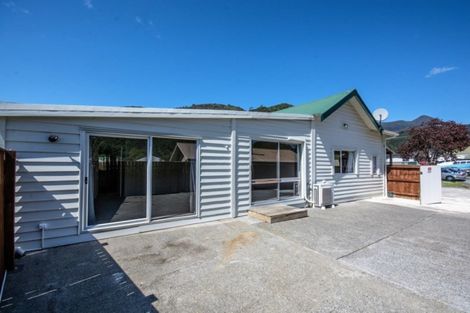 Photo of property in 61 Broadway, Picton, 7220