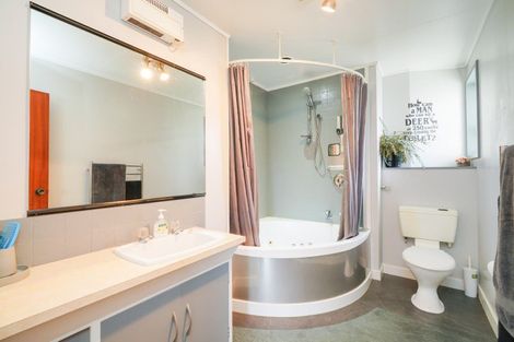 Photo of property in 21 Irvine Street, Wallacetown, 9816