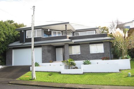 Photo of property in 2/9 Colmar Road, Mellons Bay, Auckland, 2014