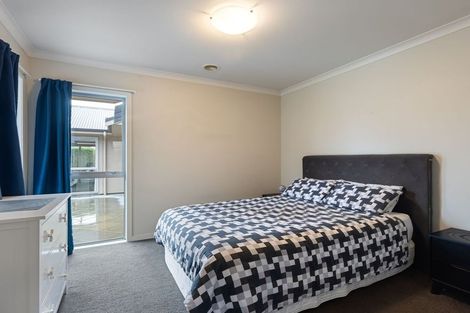Photo of property in 37 La Lena Grove, Fitzherbert, Palmerston North, 4410
