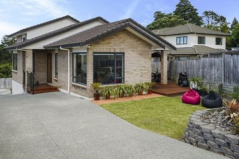 Photo of property in 102 Lake Panorama Drive, Henderson Valley, Auckland, 0612