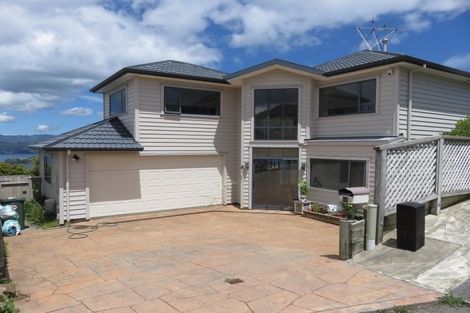 Photo of property in 18 Bennett Grove, Newlands, Wellington, 6037