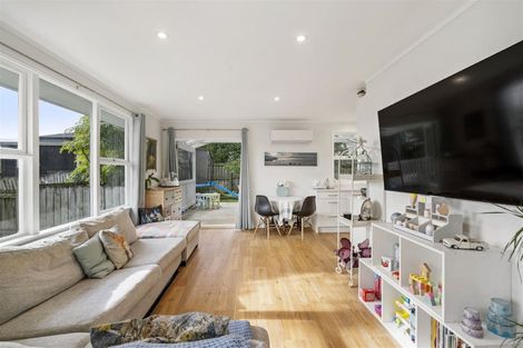 Photo of property in 2/276a Wairau Road, Glenfield, Auckland, 0627