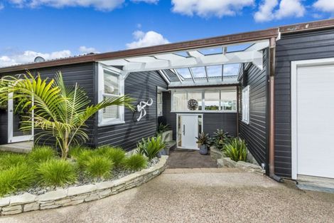 Photo of property in 2/65 Park Rise, Campbells Bay, Auckland, 0630