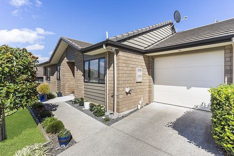 Photo of property in 18 Royalle Mews, Botany Downs, Auckland, 2010