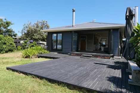 Photo of property in 48 Rutherford Drive, Waikanae Beach, Waikanae, 5036