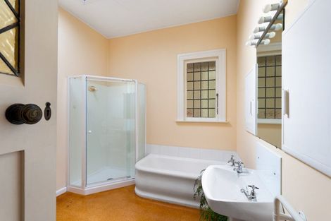 Photo of property in 2 Roslyn Road, Bluff Hill, Napier, 4110