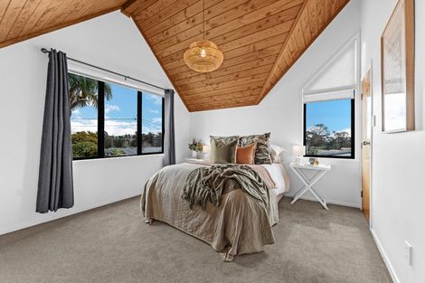 Photo of property in 12 Cleve Road, Green Bay, Auckland, 0604