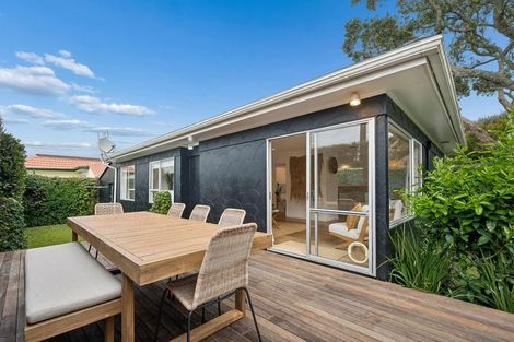 Photo of property in 2/7 Hanlon Crescent, Narrow Neck, Auckland, 0624