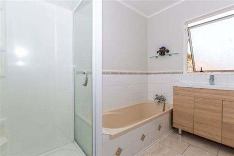 Photo of property in 2/28 Sequoia Place, Sunnynook, Auckland, 0620