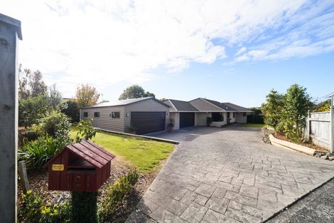 Photo of property in 121 Summerhill Drive, Fitzherbert, Palmerston North, 4410