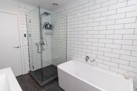 Photo of property in 41 Glanmire Road, Newlands, Wellington, 6037