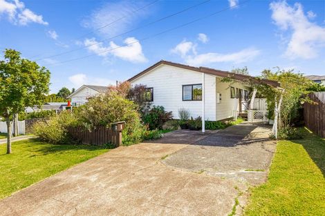 Photo of property in 1 Taipari Road, Te Atatu Peninsula, Auckland, 0610
