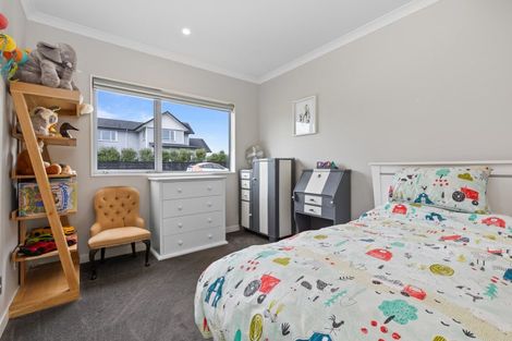 Photo of property in 16 Walter Ruddock Avenue, Kumeu, 0810