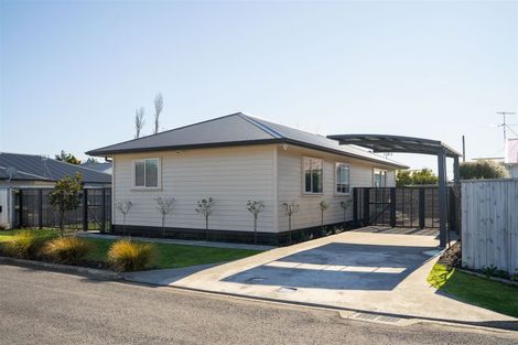 Photo of property in 2 Walnut Lane, Carterton, 5713