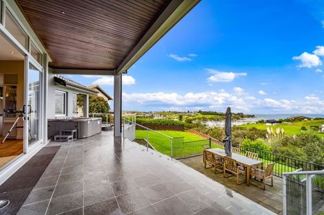 Photo of property in 139 Roberts Road, Matakatia, Whangaparaoa, 0930