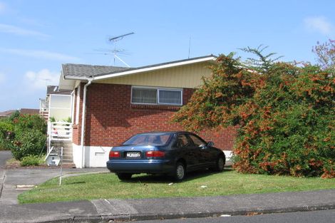 Photo of property in 2/19 Manhattan Heights, Glendene, Auckland, 0602