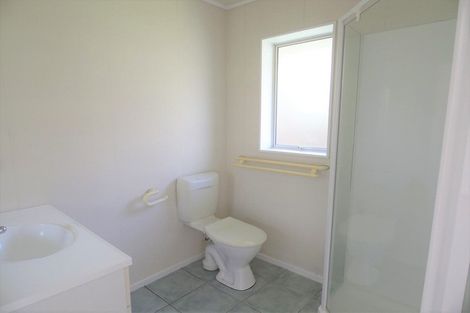 Photo of property in 72 Kingdale Road, Henderson, Auckland, 0610