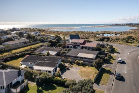 Photo of property in 11 Hadfield Place, Paraparaumu Beach, Paraparaumu, 5032