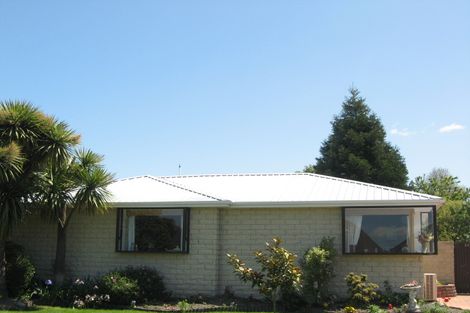 Photo of property in 22 Sonning Place, Redwood, Christchurch, 8051