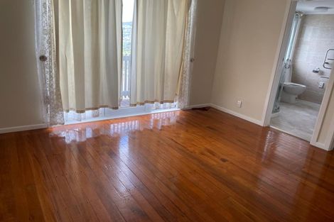 Photo of property in 16 Turville Crescent, Newlands, Wellington, 6037