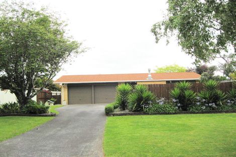 Photo of property in 11 Donzella Place, Conifer Grove, Takanini, 2112