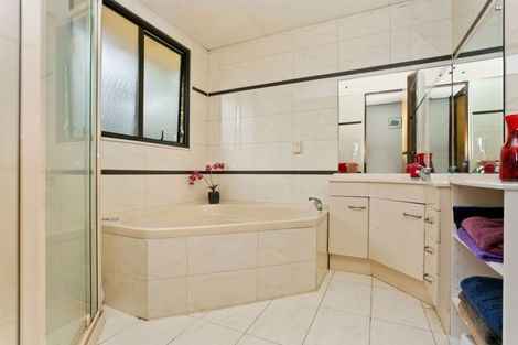 Photo of property in 80 Totaravale Drive, Totara Vale, Auckland, 0629