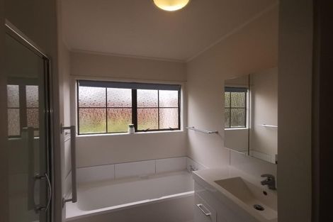 Photo of property in 17 Palmetto Place, Goodwood Heights, Auckland, 2105