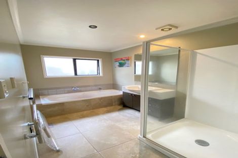 Photo of property in 14 Vicente Place, Oteha, Auckland, 0632