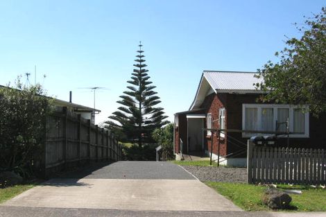 Photo of property in 2/895 East Coast Road, Northcross, Auckland, 0632