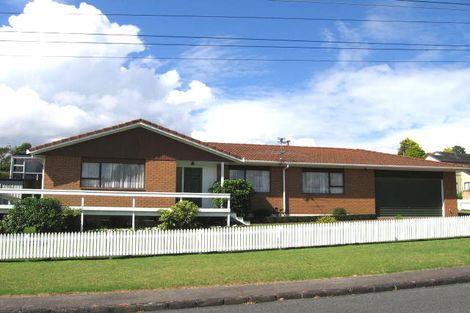 Photo of property in 16 Bishop Street, Green Bay, Auckland, 0604