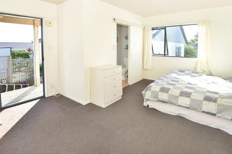Photo of property in 8 Grenadine Place, Unsworth Heights, Auckland, 0632