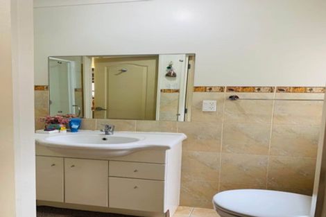 Photo of property in 2/890 East Coast Road, Northcross, Auckland, 0630