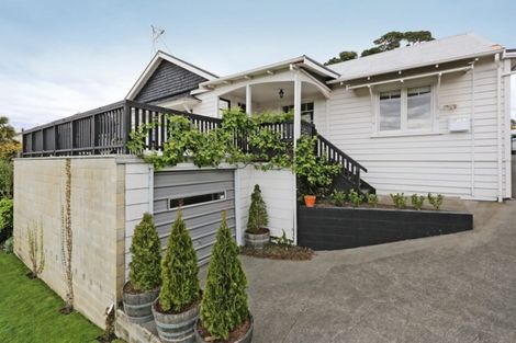Photo of property in 17 Selwyn Road, Hospital Hill, Napier, 4110