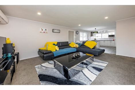 Photo of property in 11 Hinton Place, Weymouth, Auckland, 2103