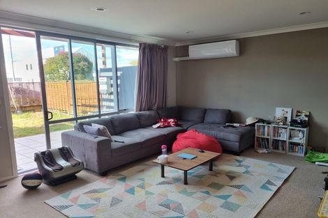 Photo of property in 9b Clearwater Cove, West Harbour, Auckland, 0618